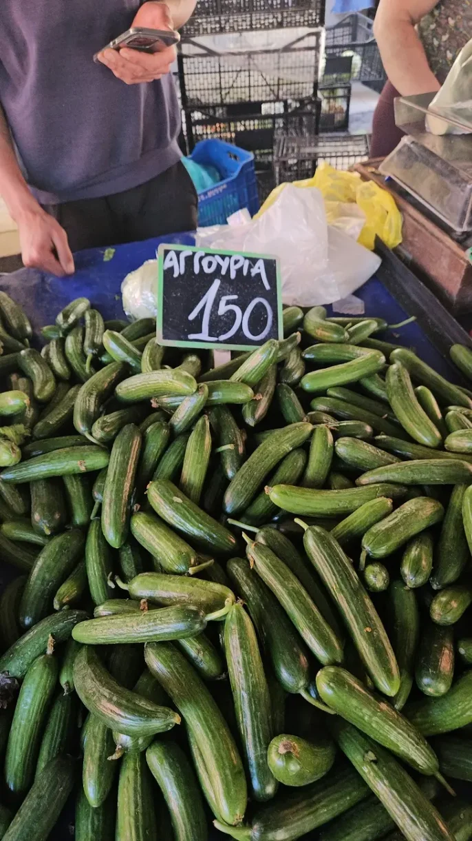 Το αδιανόητο παράδοξο με τις τιμές της λαϊκής: Πώς αλλάζουν τα νούμερα στις ταμπέλες μέσα σε μόλις δύο ώρες