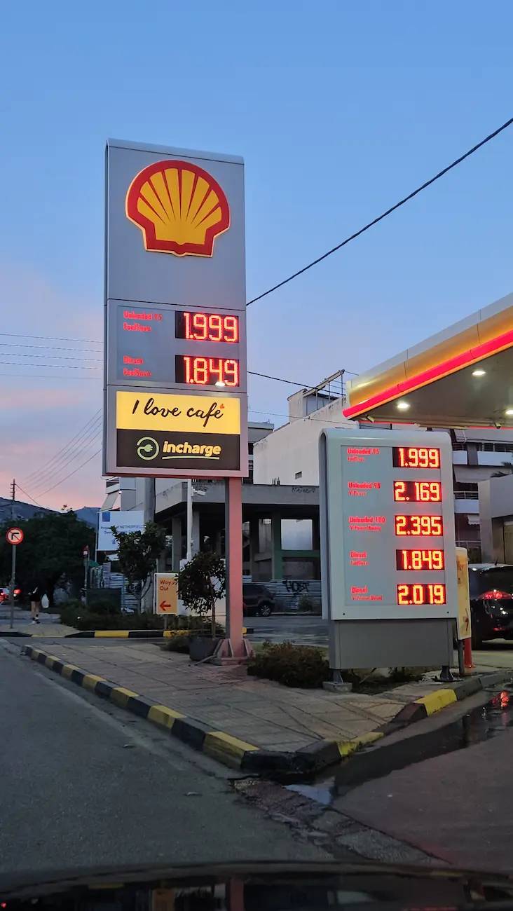 Η κρυφή παγίδα στα βενζινάδικα της Γλυφάδας: Γιατί οι οδηγοί πληρώνουν «χρυσή» την αμόλυβδη στην παραλία αλλά όχι στη Ζέπππου