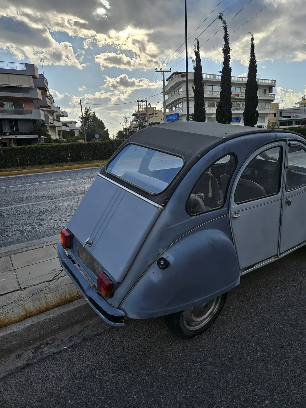 Θλίψη στη Γλυφάδα: Ένα θρυλικό Citroen 2CV ρημάζει εγκαταλελειμμένο σε μια γειτονιά (Photos)