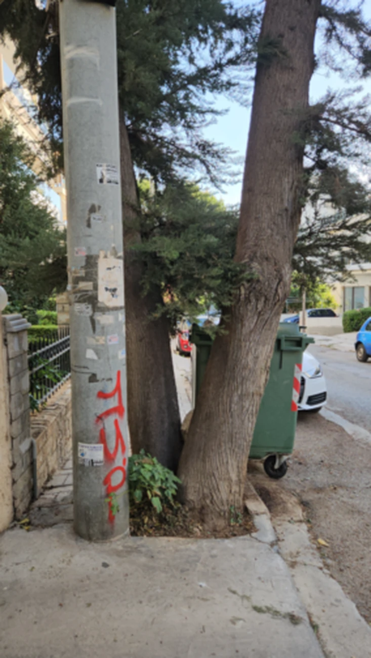 Κλειστά πεζοδρόμια στην Άνω Γλυφάδα: Ιδιοκτήτες κάνουν κατάληψη και τριπλάρουν τους νόμους (Βίντεο)