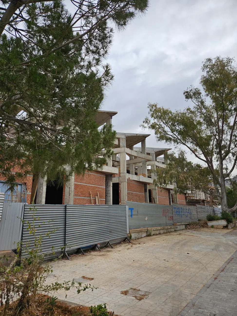 Πότε ανοίγει το ειδικό σχολείο Γλυφάδας; Δείτε βίντεο από τις εργασίες σήμερα στο «μαγικό τρίγωνο» της Παναγίτσας